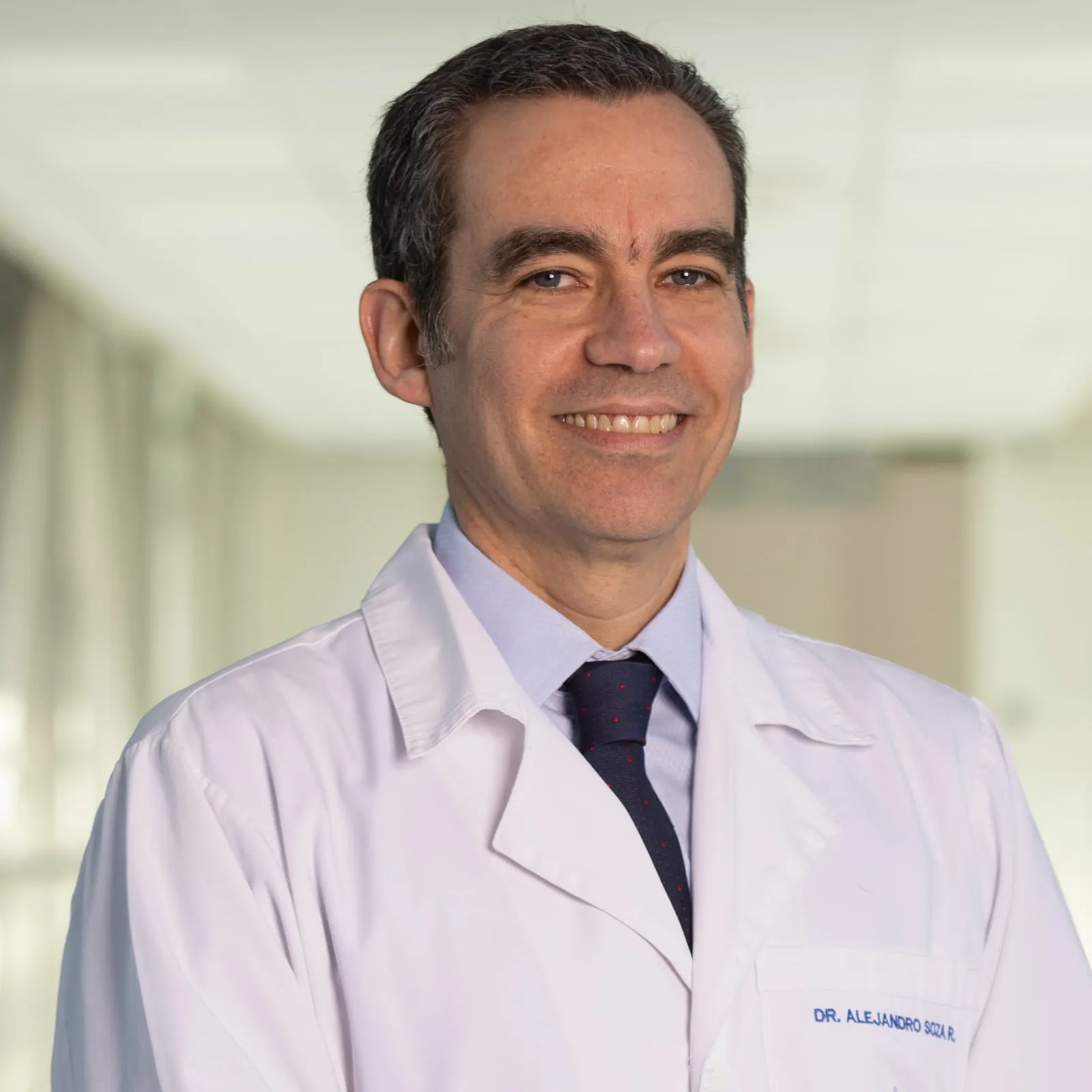 Retrato del Dr. Alejandro Soza, hepatólogo